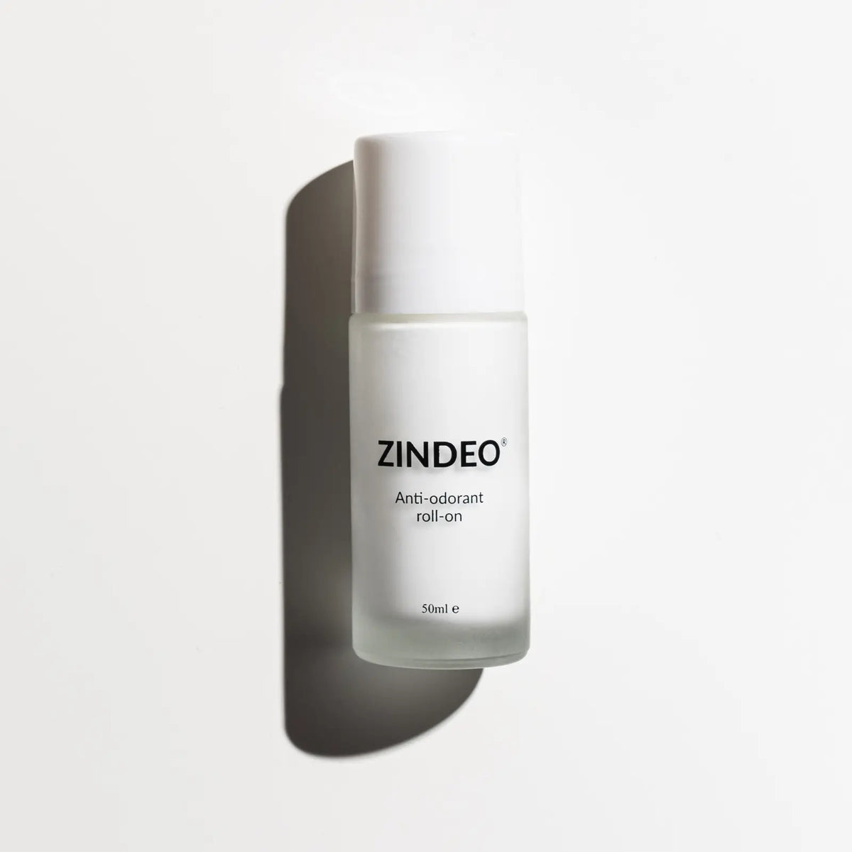 Λευκό μπουκάλι ZINDEO anti-odorant roll-on όρθιο σε ανοιχτόχρωμο φόντο